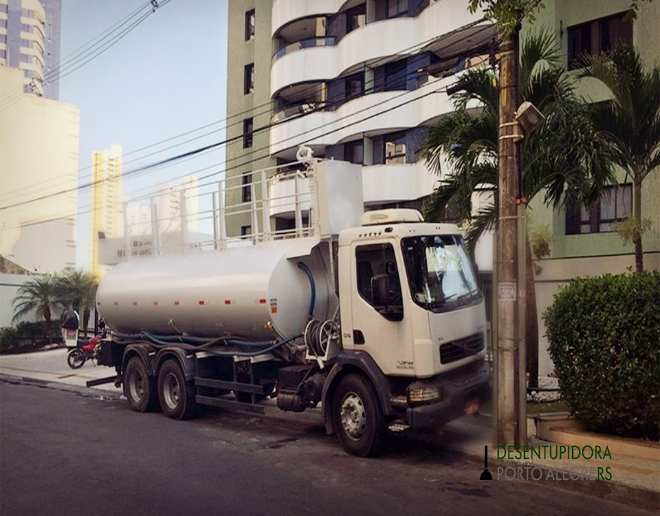 Caminhão pipa fornece água para condomínios residenciais e comerciais